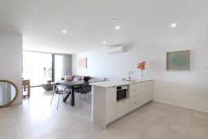 Bayfront Holiday Retreat with Parking