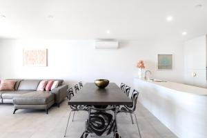 Bayfront Holiday Retreat with Parking