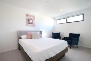 Bayfront Holiday Retreat with Parking