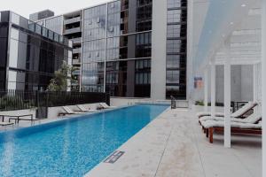 Panoramic Lake View 2-Bed with Pool, Gym and BBQ