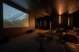 Panoramic Lake View 2-Bed with Pool, Gym and BBQ