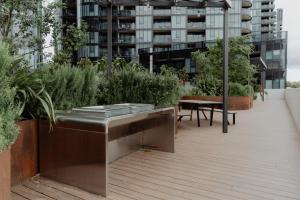 Panoramic Lake View 2-Bed with Pool, Gym and BBQ