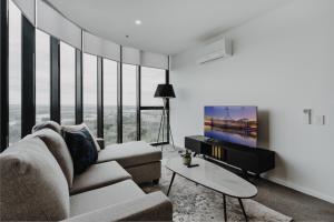 Panoramic Lake View 2-Bed with Pool, Gym and BBQ