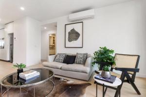 Modern 2-Bed Ivanhoe unit with Parking