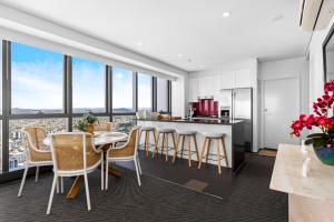 Stunning River View 2-Bed with Pool, Sauna and Gym