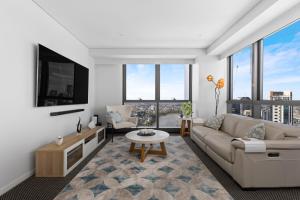 Stunning River View 2-Bed with Pool, Sauna and Gym