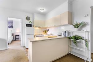 Chic 2-Bed Apartment near Albert Park & Chapel St