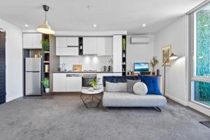 Chic 1-Bed with Balcony Views and Amenities