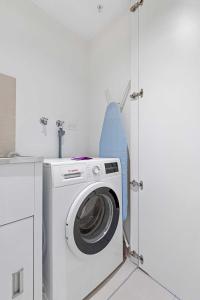 Eclectic 1-Bed Apartment with Pool and Gym