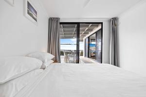 Beachside 3-Bed with BBQ, Pool, Gym & Tennis Court