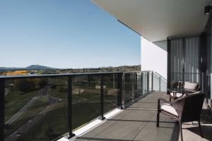 Pristine 2-Bed Apartment with Pool and BBQ