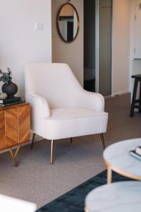 Pristine 2-Bed Apartment with Pool and BBQ