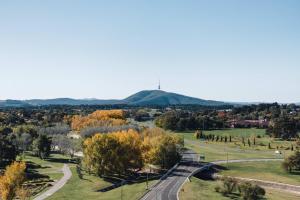 Pristine 2-Bed Apartment with Pool and BBQ