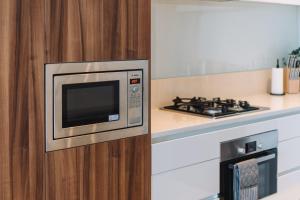 1-Bed with Amazing Views, Gym, BBQ & Parking