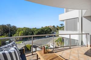 Pristine 2-Bed Apartment with Pool and Balcony