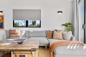 Pristine 2-Bed Apartment with Pool and Balcony