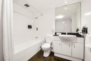 Contemporary 1-Bed First Floor Unit with Pool