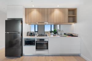 Sophisticated 2-Bed with Bay Views & Amenities