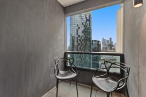 Sophisticated 2-Bed with Bay Views & Amenities