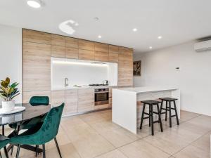 Light Filled Apartment by Albert Park & Lake