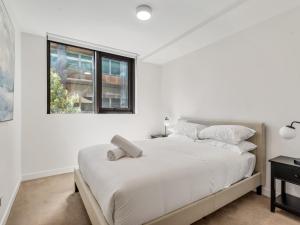 Light Filled Apartment by Albert Park & Lake