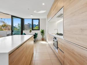 Light Filled Apartment by Albert Park & Lake