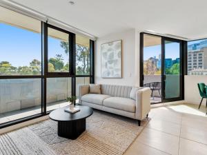Light Filled Apartment by Albert Park & Lake