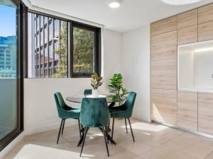Light Filled Apartment by Albert Park & Lake