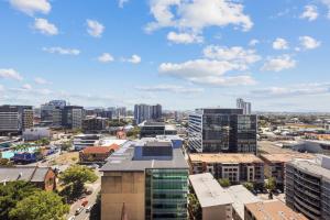Contemporary 1-Bed with Pool Near Brisbane River