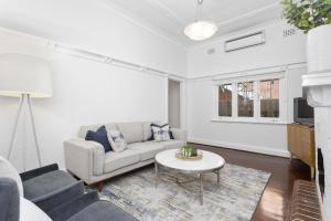 Elegant Art Deco Semi Detached 2-Bed Home by Parks