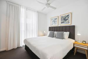 Chic 2-Bed with Rooftop Pool Overlooking the City