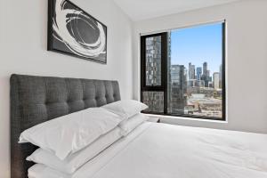 2-Bed Inner-City Pad with Pool BBQ & Gym