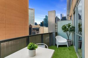 Sophisticated CBD 2-Bed Apartment by Yarra River