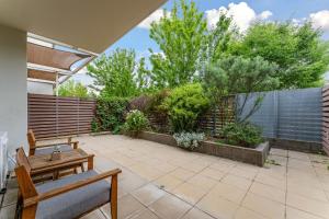 Tranquil 1-Bed Apartment with Courtyard, Pool, BBQ