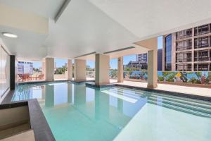 2-Bed City Abode with Swimming Pool Gym & Views