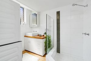 Cosy Ground Floor Unit Moments From The Beach