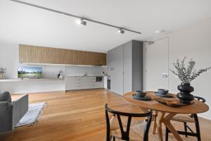 Lovely 1-Bed with Balcony in St Kildas Heart