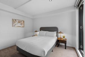 Lovely 1-Bed with Balcony in St Kildas Heart