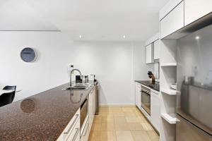 Ocean View 3-Bed with Gym, Pool, Sauna & Parking