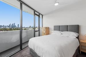 2-Bed, 500m From The Beach with Pool, Gym & Sauna