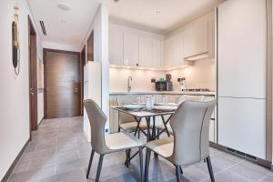 STAY BY LATINEM Luxury 1BR Plus Study Holiday Home CC 2410 Near Burj Khalifa