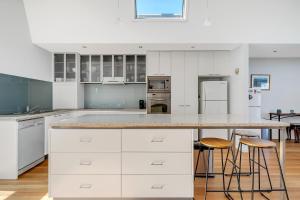 3-Bed Seaside Serenity Escape at Long Beach