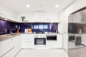 Circle on Cavill Luxe 2-Bed with Views & Pool