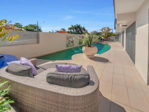 Coastal 2-Bed with Parking & Pool by the Ocean