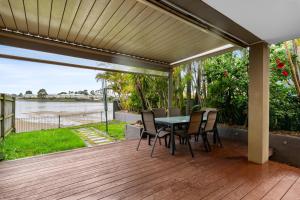 Modern 3-Bed with Pool & Water Views by Beach