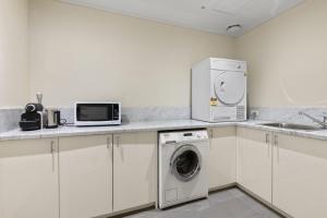 2-Bed Inner-City Pad with Gym & Sauna