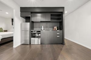 Sophisticated Inner-City 2-Bed with Outdoor Dining