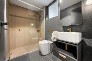 Sophisticated Inner-City 2-Bed with Outdoor Dining