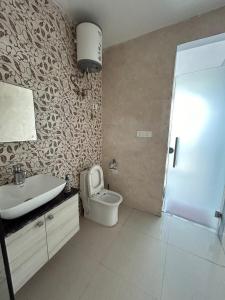 Lovely bedroom - private entrance near max