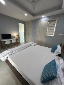 Lovely bedroom - private entrance near max